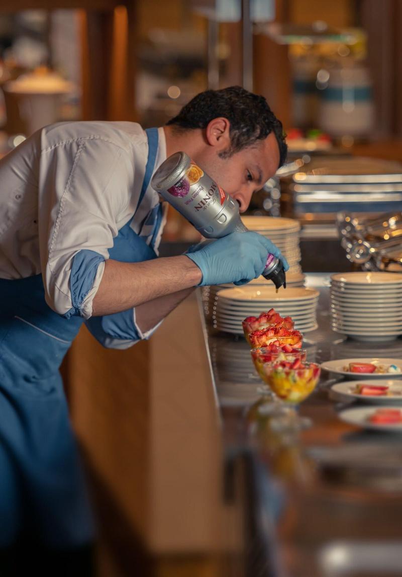 Crystal Inn Hotel - Alamein (Adults Only) เอลอาลาเมน ภายนอก รูปภาพ A cook using a whipped cream dispenser