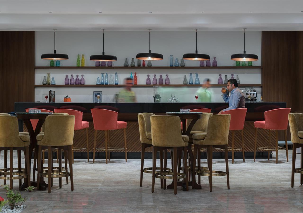 Crystal Inn Hotel - Alamein (Adults Only) เอลอาลาเมน ภายนอก รูปภาพ The bar at the hotel